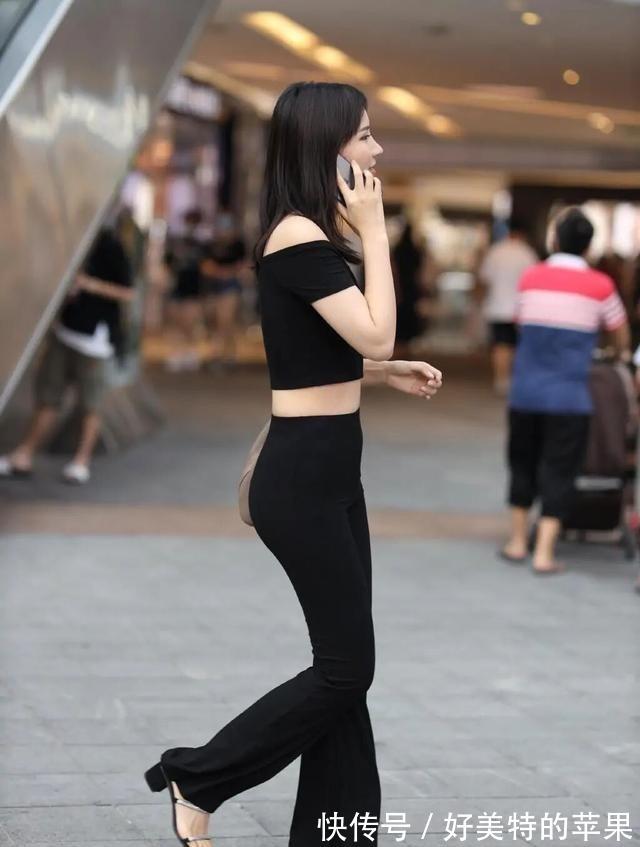 穿搭 夏季选择“小黑裤”不按常理的穿搭方式,在视觉上往往有奇效!