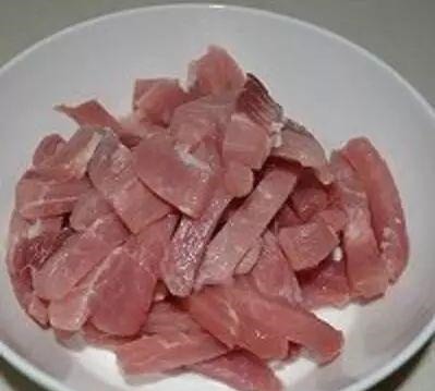 糖醋里脊色泽红亮,酸甜可口,最吸引人的是外焦脆,里软嫩的口感