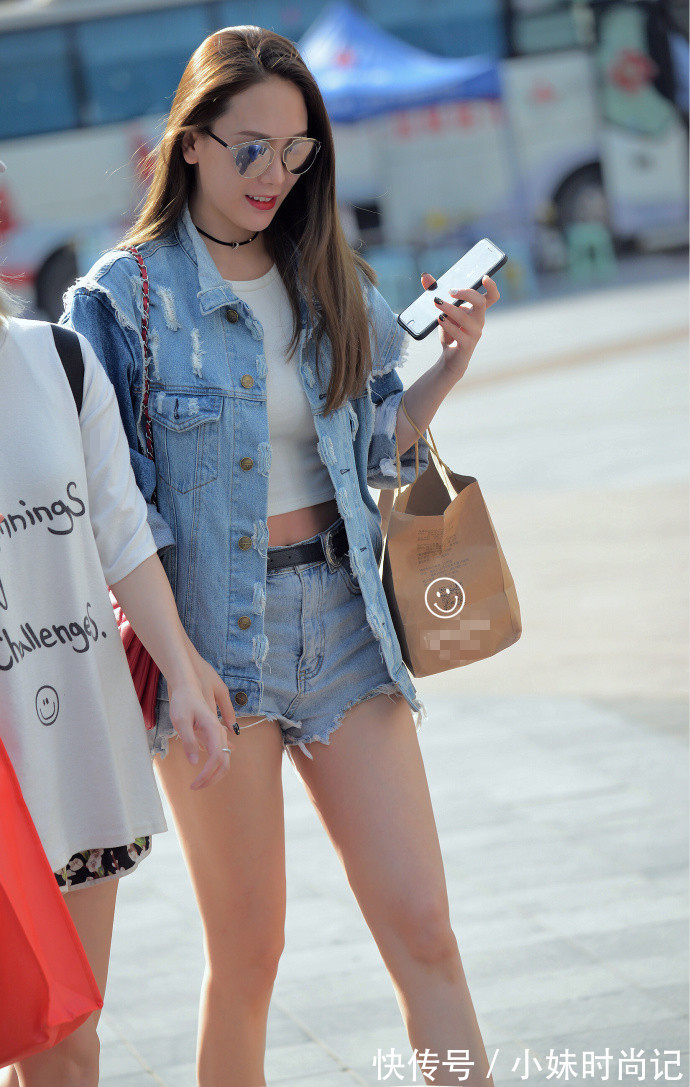 毛衫|街拍,一字肩毛衫搭配黑色纱纱裙,时髦又有女人味!