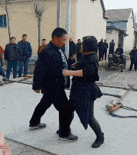 |搞笑GIF:看什么看?赶紧来救我,真装不下去了