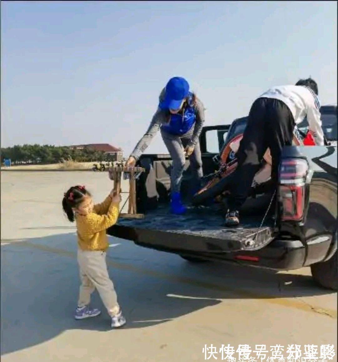 郭斌|亿万富豪老公亲自开车!王楠一家逛海洋公园,老公开车拍照两不误