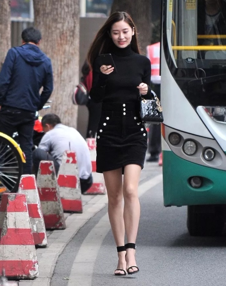 半身裙|美女街拍:黑色长袖高领针织衫,搭配同色半身裙,散发出亭亭玉立的美感