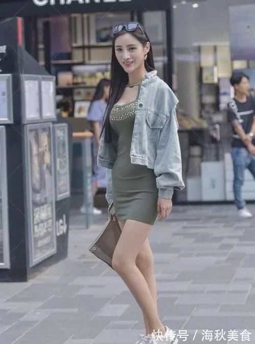小姐姐 宽松牛仔外套搭配墨绿色裹身裙设计感，骨感腰身让穿搭更具魅力