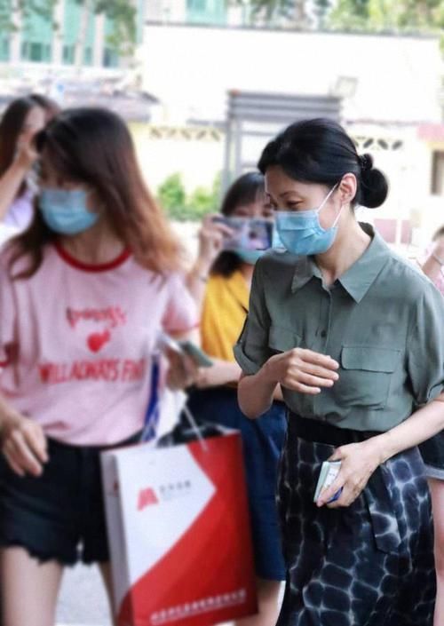 身材高挑|被周涛的气质惊艳了,绿色衬衫搭配低马尾,52岁依然是少女范