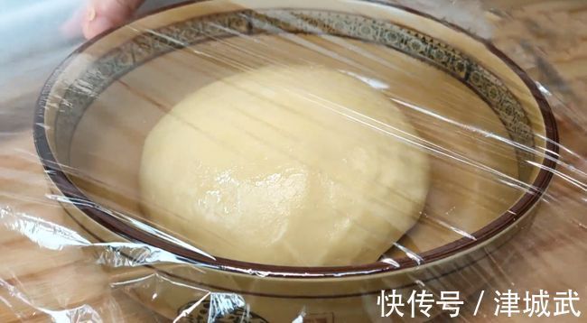 想吃面包不用买,方法简单不用烤箱,在家就能做,出锅暄软又拉丝