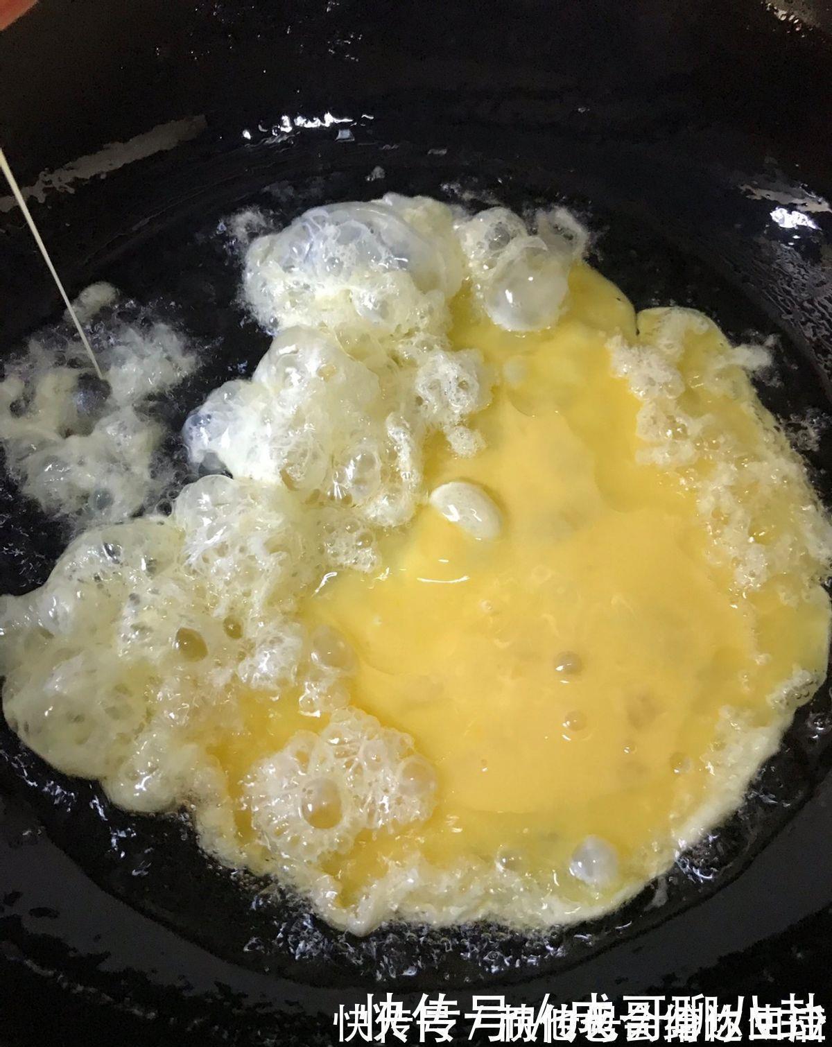 爱吃韭菜盒子的看过来，学会这个做法就够了，个个薄皮大馅真美味