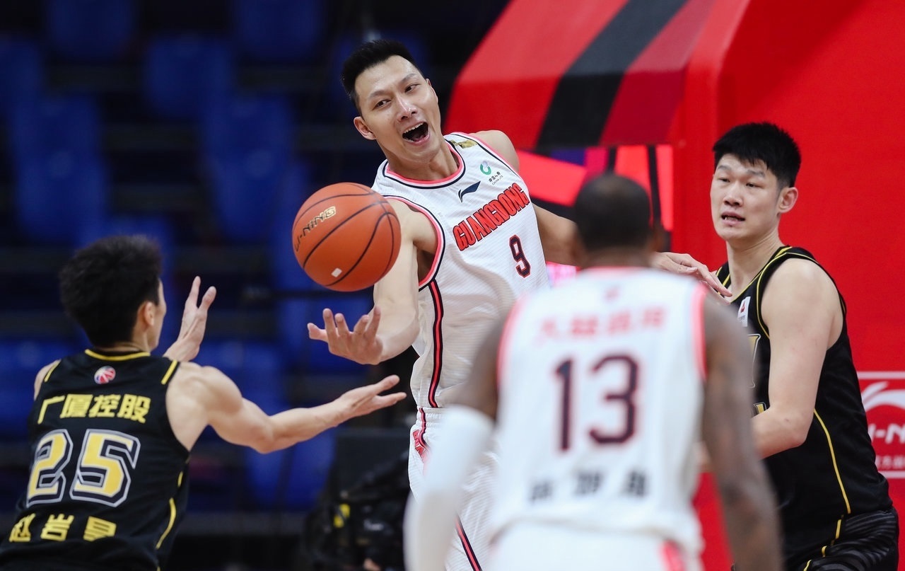 防守端|从男篮一哥到蓝领球员！易建联32分钟6投1中，主动干起脏活累活