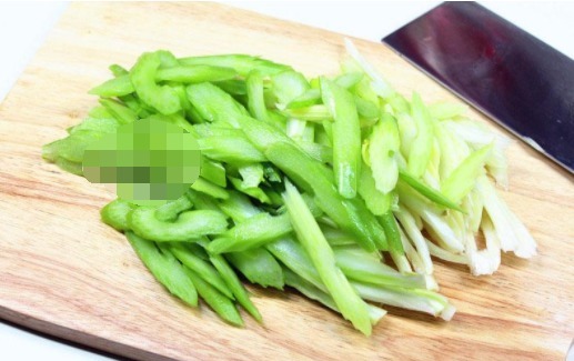 芹菜这样炒,虽是素菜,吃起来比肉还香,成本只要几块钱