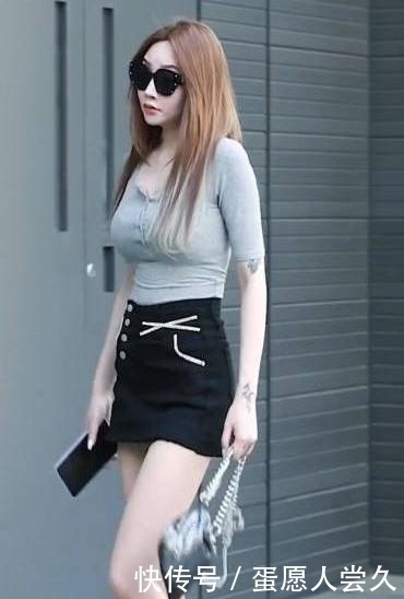 浅灰色T恤搭配黑色半身裙,简单时尚,自信大方