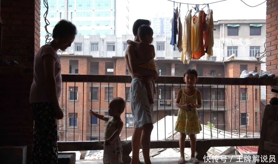 一对古稀老人守着一个小吃摊子,养活四代人,还留住了一条街