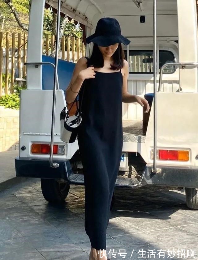 搭配 女人不管多大年纪,夏季建议多穿“极简风”,优雅到骨子里了!
