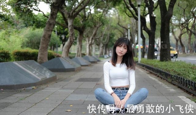 平底鞋 白色针织衫搭配牛仔裤+平底鞋,整体的风格简约又休闲,清爽舒适