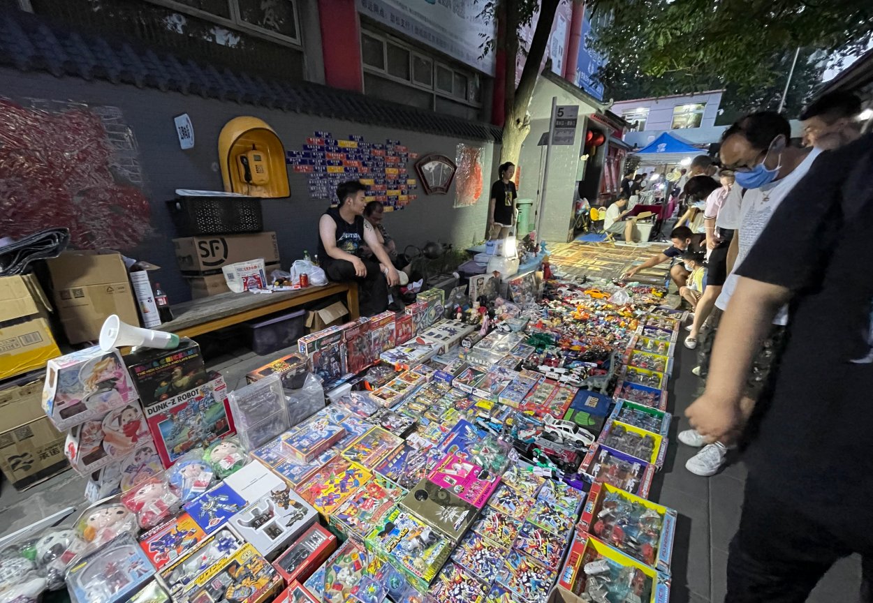 刘闯|京城玩家终于等到潘家园升级版文化夜市重张！“童年买不起的”最聚人气