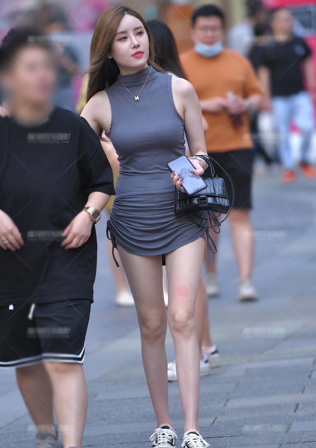 褶皱感|街拍:小姐姐高脖无袖短裙,两侧抽绳显褶皱感,显得时髦感又清凉