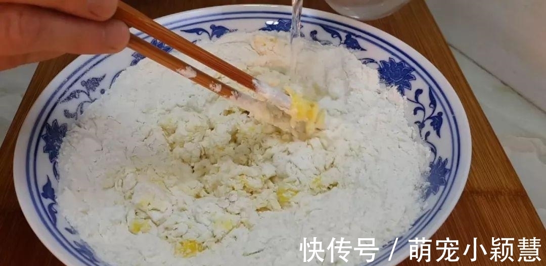 茴香|1斤面粉,2个鸡蛋,筷子搅一下,教你做创意小油条,比麻花好吃十几倍