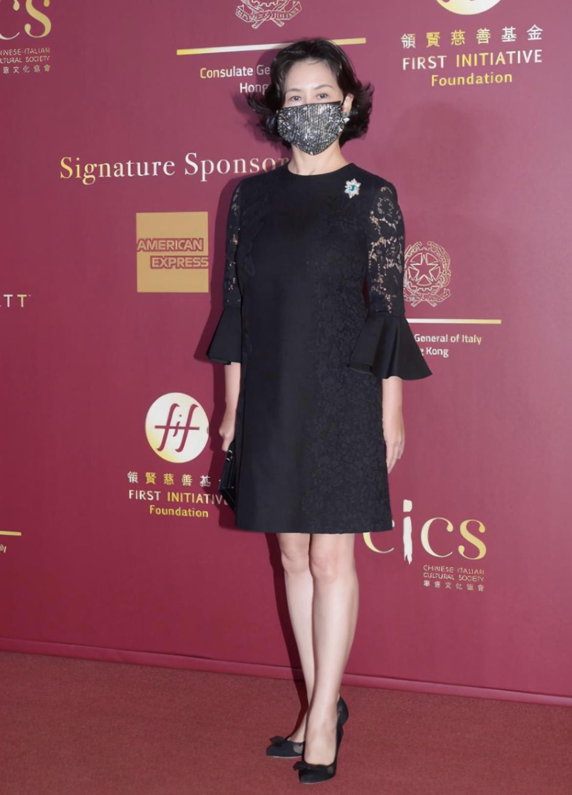 利落|何超琼不愧是“名门闺秀”，粉色上衣配短裤利落大气，减龄优雅