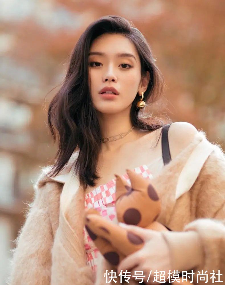  超模|32岁刘雯佛系穿搭太美！毛衣配牛仔裤显朴素，网友：超模界清流