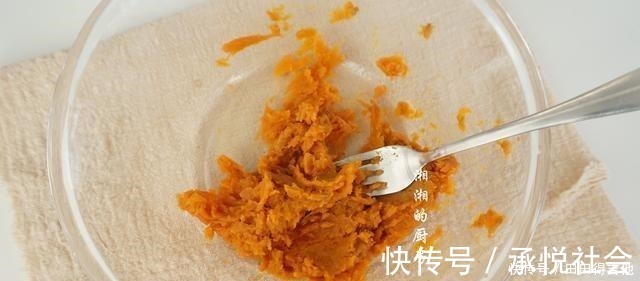 年糕不用买,自己做也很简单,咬一口,还会爆浆