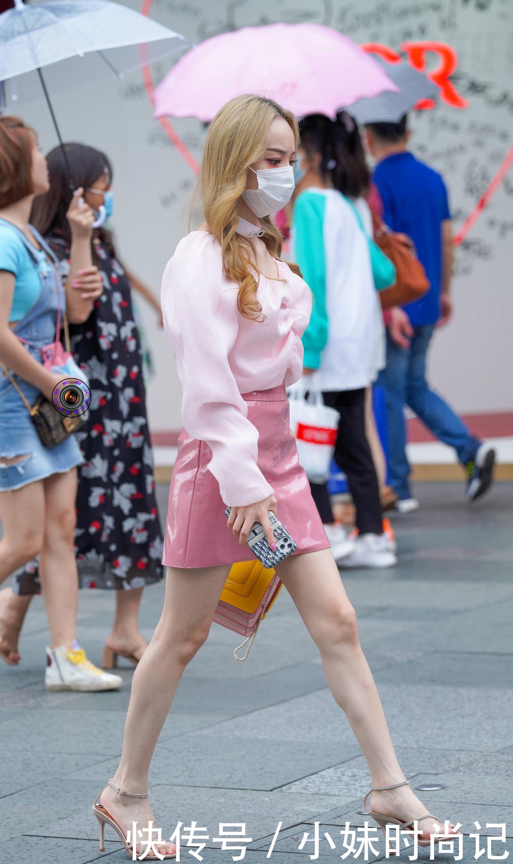 身材|街拍:粉色减龄效果好, 美女选择粉色系搭配加细跟凉鞋, 减龄又显身材