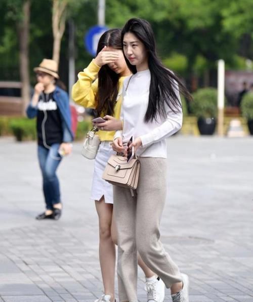 街拍小姐姐短袖衬衫搭配一步裙,简约风格装扮出的自然唯美