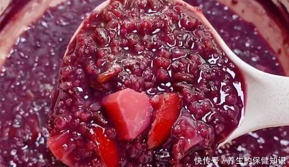 冬季,早餐喝豆浆牛奶不如喝它,几样食材熬一锅,热乎乎的还养胃!