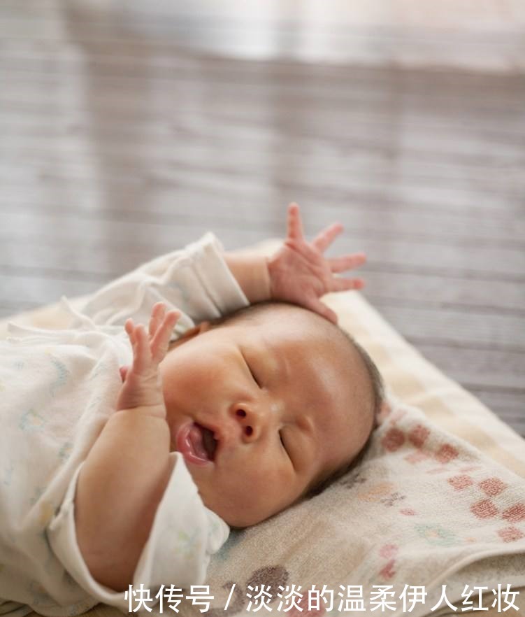 宝宝|搞笑宝宝睡姿宝宝会武功,睡觉也要练,这姿势也是醉了