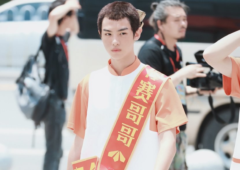  寸头|黄明昊寸头太过硬汉，粉丝不敢认调侃像“一休”，却和小时候一样