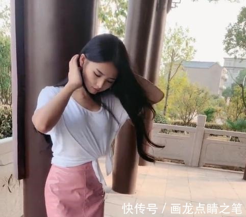 高跟鞋|白T恤搭配粉色皮肤,美女的少女心不小!
