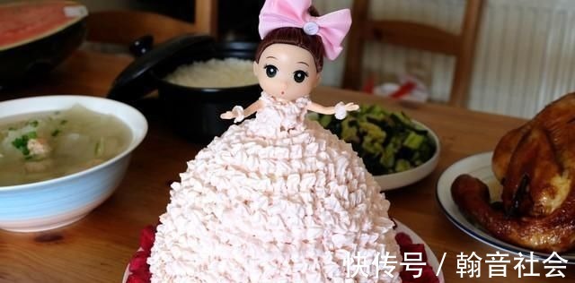 女儿生日,妈妈做了一桌菜,还有一个大蛋糕,满满的都是爱