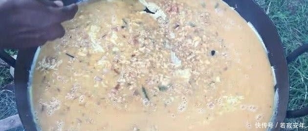 印度小伙用40只螃蟹100个鸡蛋做菜，做好，网友笑到前俯后仰