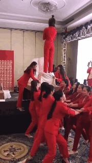 |搞笑GIF：美女这表情真是丰富啊，不去当演员亏了啊