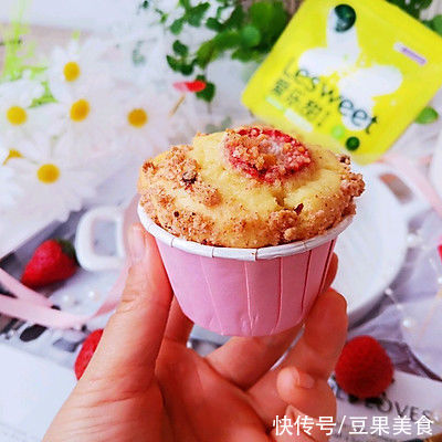 #健康甜蜜烘焙料理#草莓酥粒马芬蛋糕