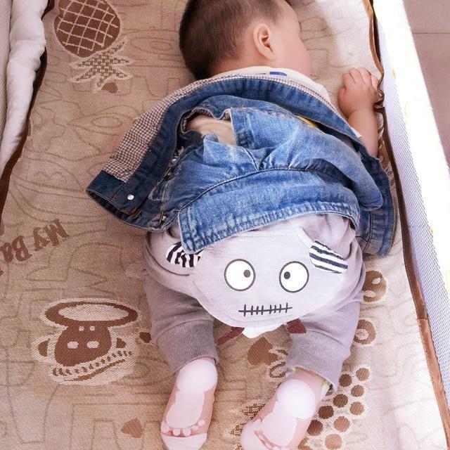 豆豆|新晋宝妈晒宝宝搞怪睡姿照,朋友评论孩子有问题,快带去检查下