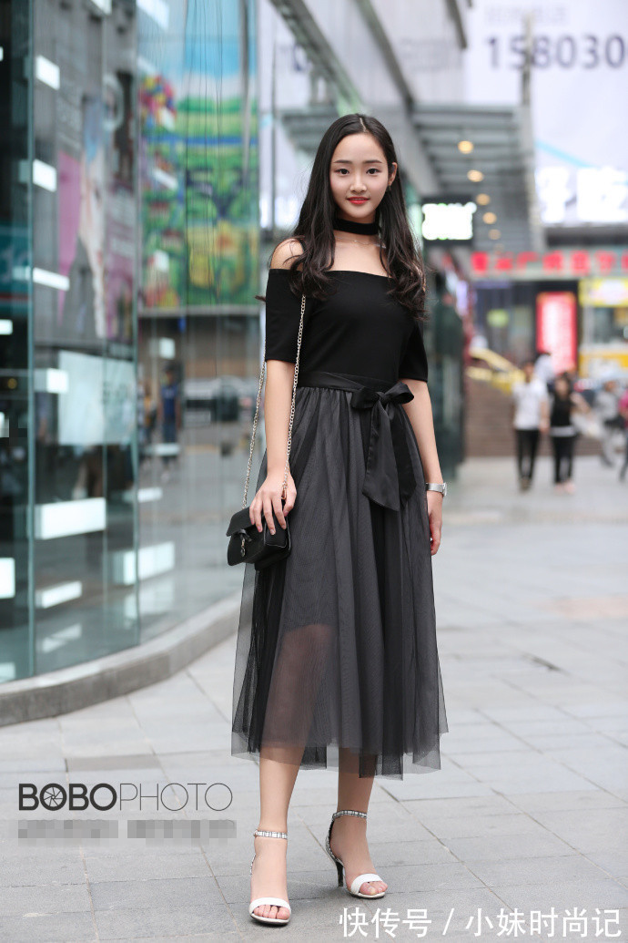 街拍 重庆街拍,彩虹条纹毛衫裙搭配牛仔裤,女人味十足!