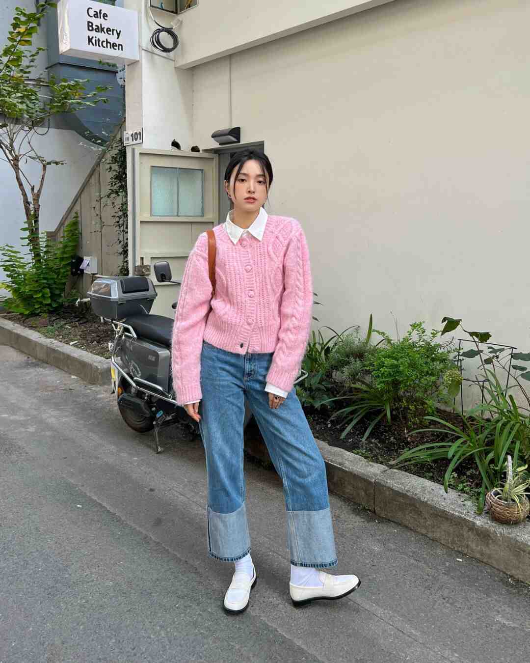 qq秀|开春不知道怎样穿?用粉色毛衣搭配这几条下装,真的封神了