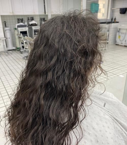 发蜡|烫了羊毛卷不会打理?简单的湿发造型一学就会,发型时髦又洋气