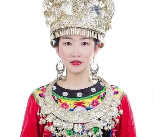 决战|【决战脱贫前线】在凤凰古城,她被苗银之美击中……