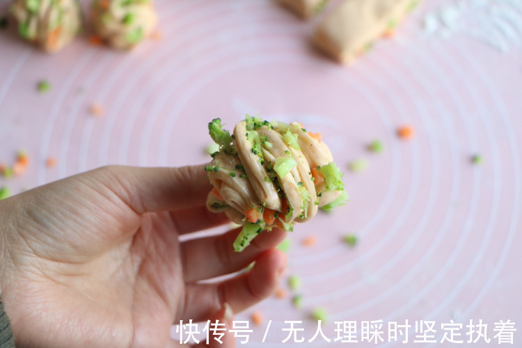 酥脆|冬天给女儿做了这早餐，松软酥脆，上桌就吃3个，隔三差五做一锅