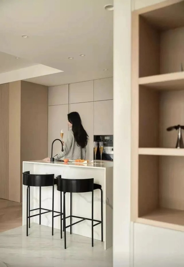 开放式|82㎡现代简约丨入户飘窗变卡座,开放式餐厨厅布局绝了