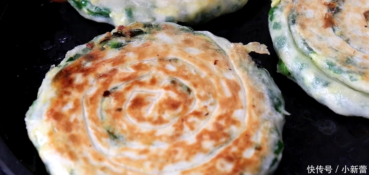 想吃韭菜盒子不用出去买,教你在家做更营养,薄皮大馅吃不够