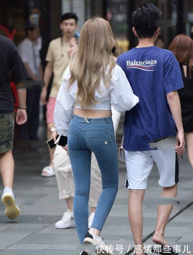 小腹 白色短款制服衬衫配灰色打底裤,制服和衬衫的区别一眼就能看出来!