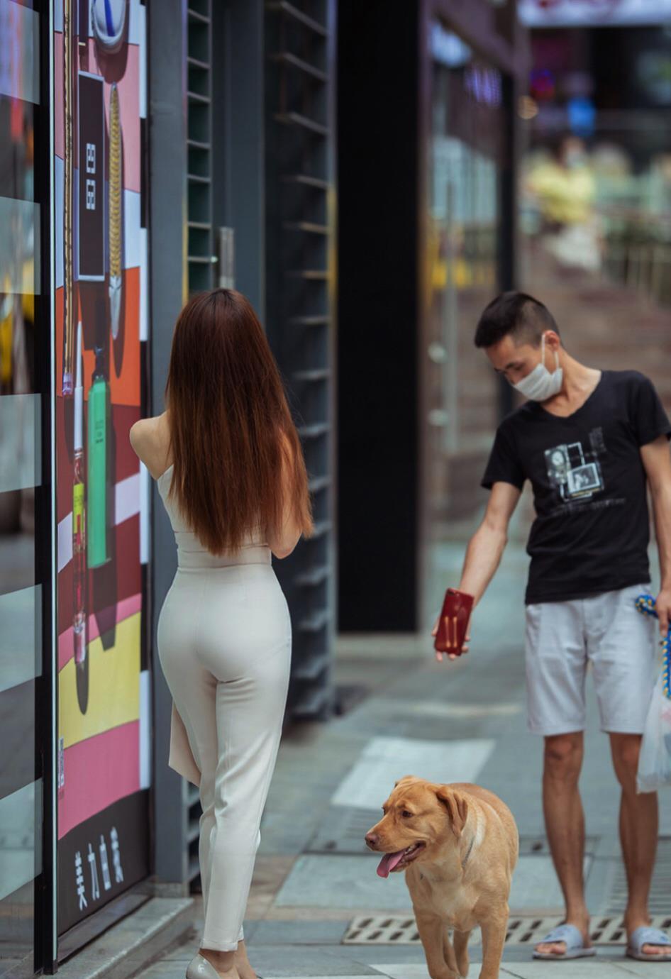 姑娘们迷人的背影，大多来自完美的身材