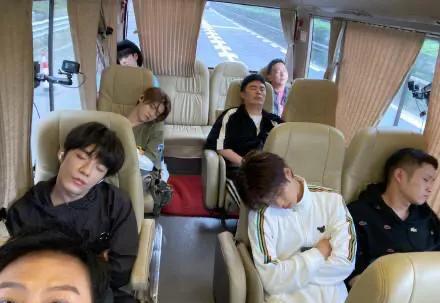 鹿晗|邓超偷怕陈赫、鹿晗居然都在睡觉,这是什么综艺,哈哈哈哈哈