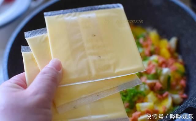 2个吐司面包3个生鸡蛋,做小孩最喜欢的早餐饼,比比萨简易多了