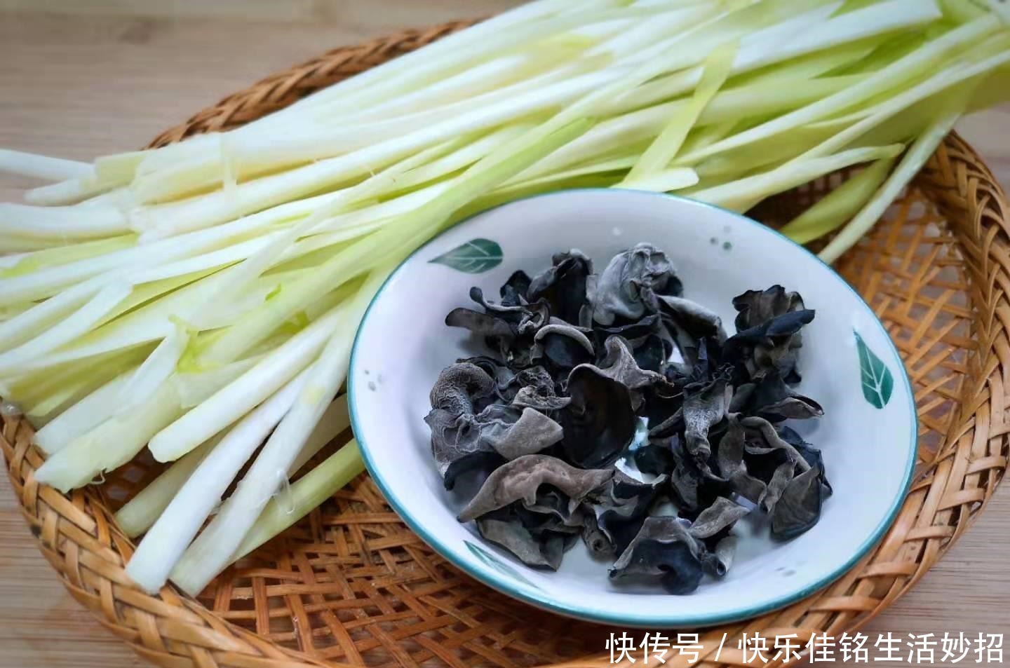 韭黄炒木耳|这菜和黑木耳是绝配,简单一炒,清肠又去脂,正当季,要多吃!