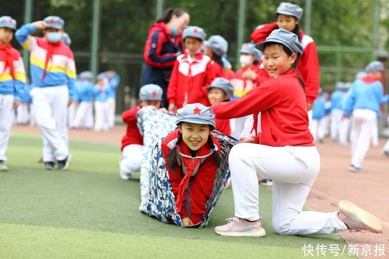 挑扁担、扛沙袋，北京育才学校中小学生通过趣味游戏学党史