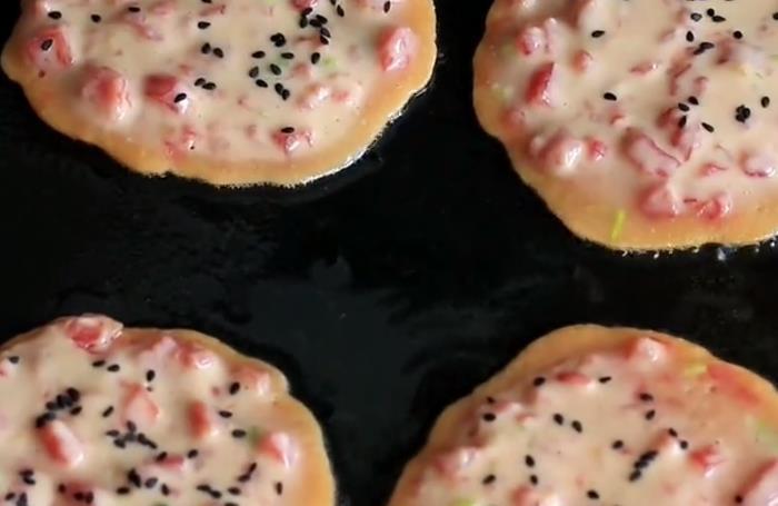 美味|西红柿别再炒鸡蛋了,做成早餐饼太美味,营养好吃,孩子特喜欢