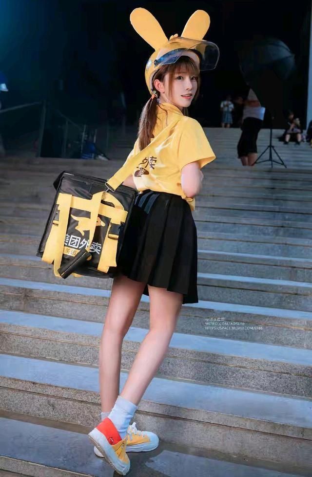 二次元|外卖员误入漫展?这其实是COS,网友:这要是真送,我让她有来无回