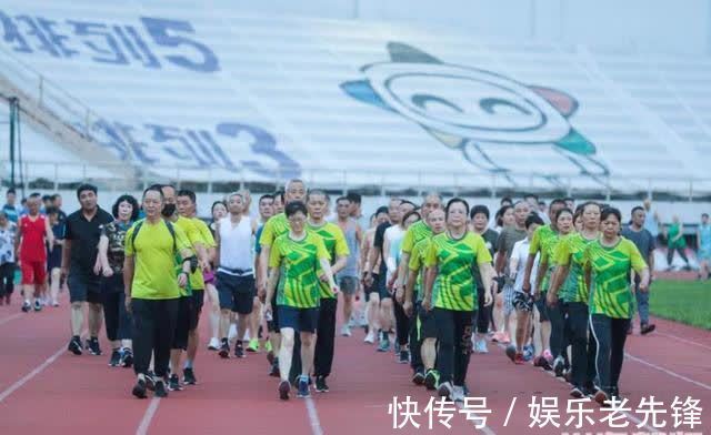 半岛|半岛聚焦丨夏日热练!弘诚体育场日均迎客七千,有人专门开车来运动