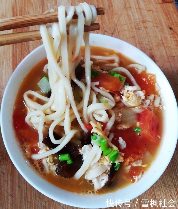 在家做手擀面不难，30年面点师傅教你2招，面条爽滑不易糊，好吃